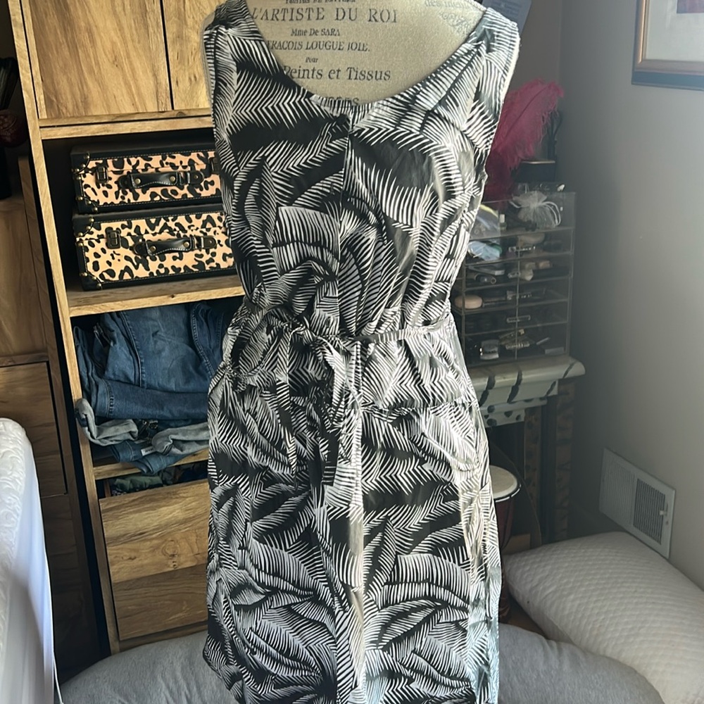 GAP Black and White Midi Dress Sleeveless Scoop Neck - Medium NWT